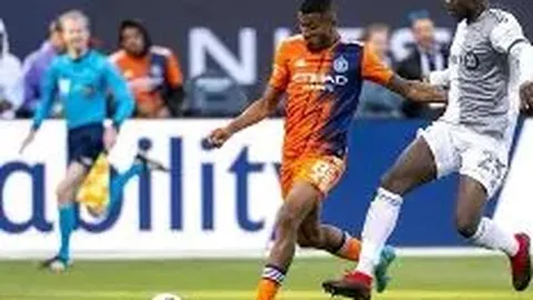 左小青身形婀娜，简约白裙尽显曼妙，赞其眼光独具慧眼。